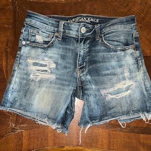 American Eagle sz 6 midi stretch shorts with shredding
